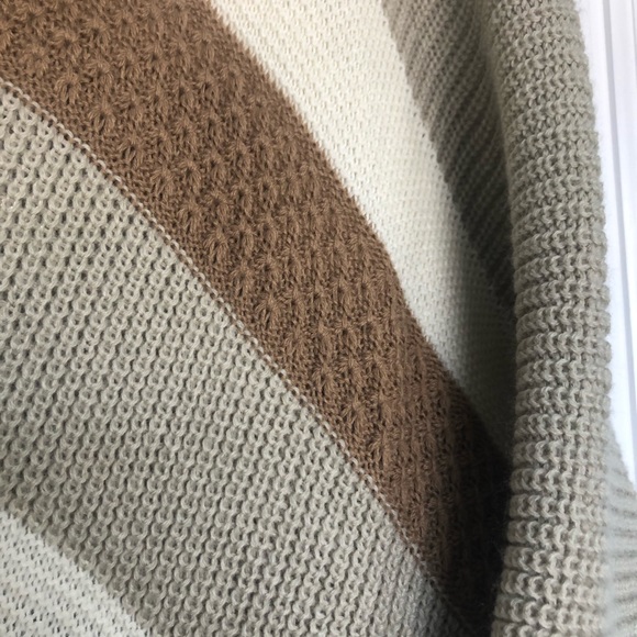 Poncho with neutral stripes and fringe - Picture 4 of 5